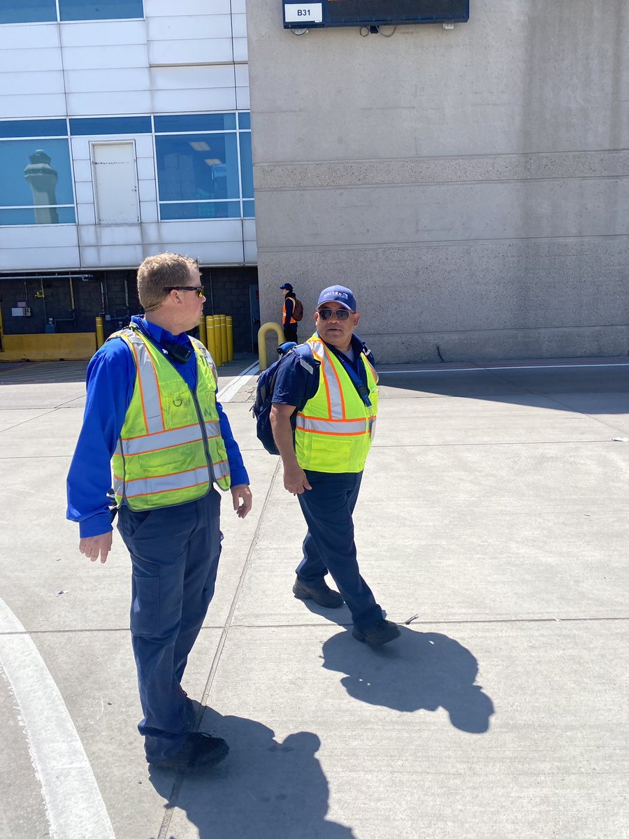 Gorgeous day in Denver!!! Consistency team member mentoring a Denver standard lead.. #UnitedConsistencyTeam #UnitedStandardLead @JMRoitman @MikeHannaUAL @MattatUnited @KevinSummerlin5 @SalangaJ @chahin_hector @BsquaredUA