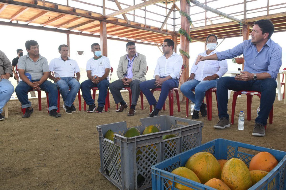 Desde Montecristi, el ministro <a href="/panchojimenezs/">Francisco Jiménez S.</a> junto al gobernador <a href="/juanfranciscoNH/">Juan Francisco Núñez</a> presiden una Asamblea Campesina para afianzar el diálogo con este sector y priorizar el trabajo en los temas de seguridad, provisión de agua y fortalecer al sector ganadero. #GobiernoEnTerritorio