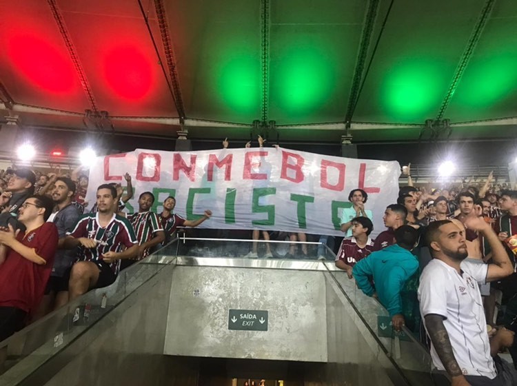 OCantoOficial's tweet image. "CONMEBOL racista"

Faixa da Bravo 52 no jogo do Fluminense contra o Junior Barranquilla, ontem, pela Sul-Americana.

(📸 Divulgação / @bravo52oficial)