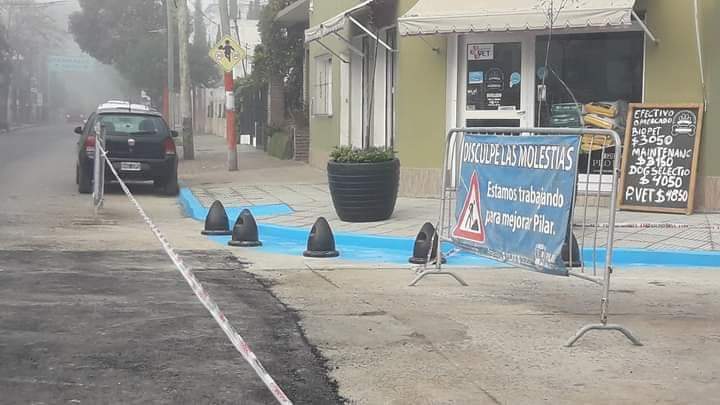 jorrjuarez's tweet photo. Sres jefes del Municipio quieren todo así nomás y que se vea lindo! No entienden que nosotros los Pilarenses estamos cansados de los atados con alambre, queremos gestión, organización y respuesta. 

Si su capacidad no rinde para hacer pintar bien un cordón renuncien por favor 🙌🏽 https://t.co/A7IbuLK2JJ