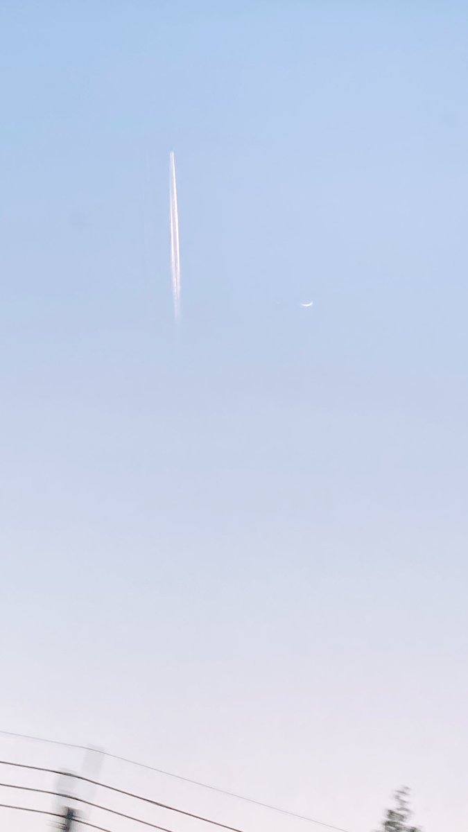 nanaka47's tweet photo. 昨日旅行行った時の空で��つけたみょーーーーーーーーん記録(え)(飛行機雲だよ) https://t.co/8No99ycByM