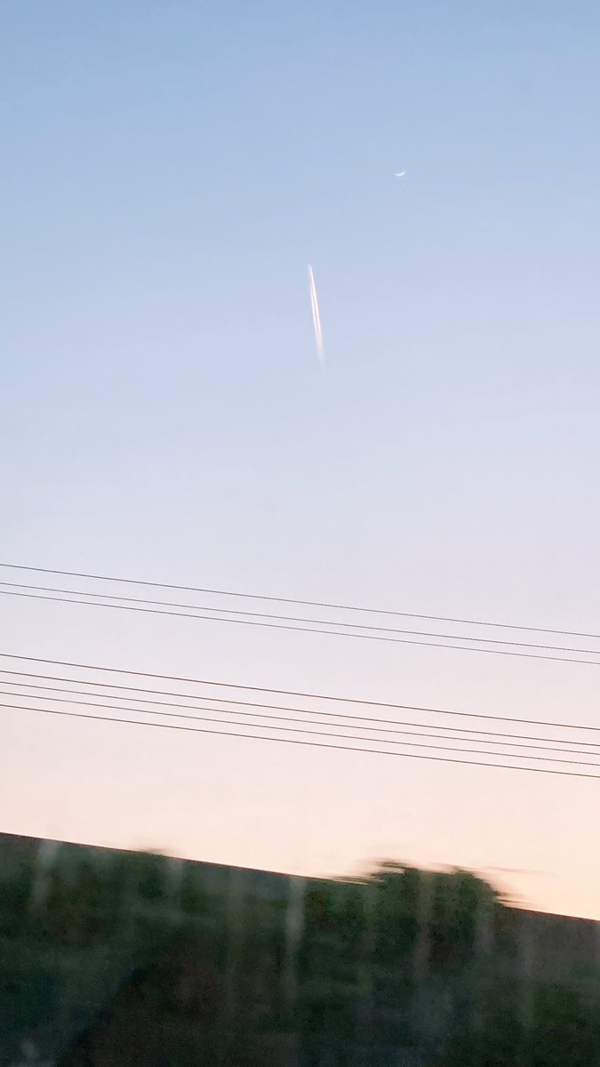 nanaka47's tweet photo. 昨日旅行行った時の空で��つけたみょーーーーーーーーん記録(え)(飛行機雲だよ) https://t.co/8No99ycByM