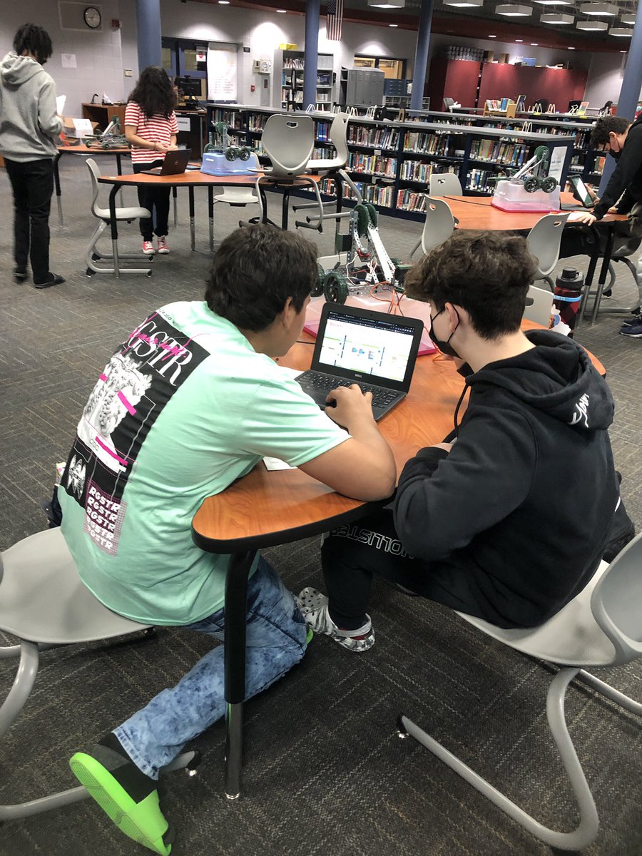 cte_washington's tweet photo. PLTW App Creators Class is running an Expo showcasing their Fitness Challenge Apps. Lots of great ideas displayed on working apps! #thegeneralway https://t.co/XsmNedKM2r