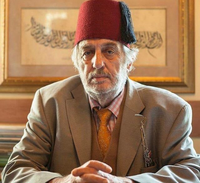 fatihtezcan's tweet photo. Keşke tüm ömrüm dizinin dibinde geçseymiş… Şimdi seni belki de en iyi ben anlıyorum Üstadım… Allah bu mücadeleye dâhil olan herkese sendeki ilmi, cesareti ve basireti nasib eylesin… Allah mekânını cennet, makâmını âli eylesin… Âmin… #KadirMısıroğlu https://t.co/5TcA05qVXC
