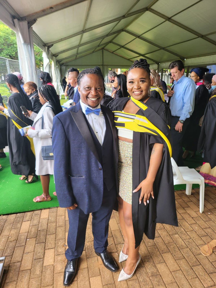 MissOlinz's tweet photo. A Masters Graduate from @WitsUniversity https://t.co/QGmkVQPJL9