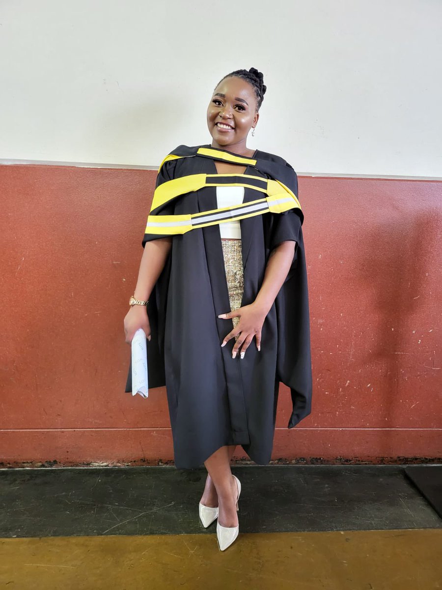 MissOlinz's tweet photo. A Masters Graduate from @WitsUniversity https://t.co/QGmkVQPJL9