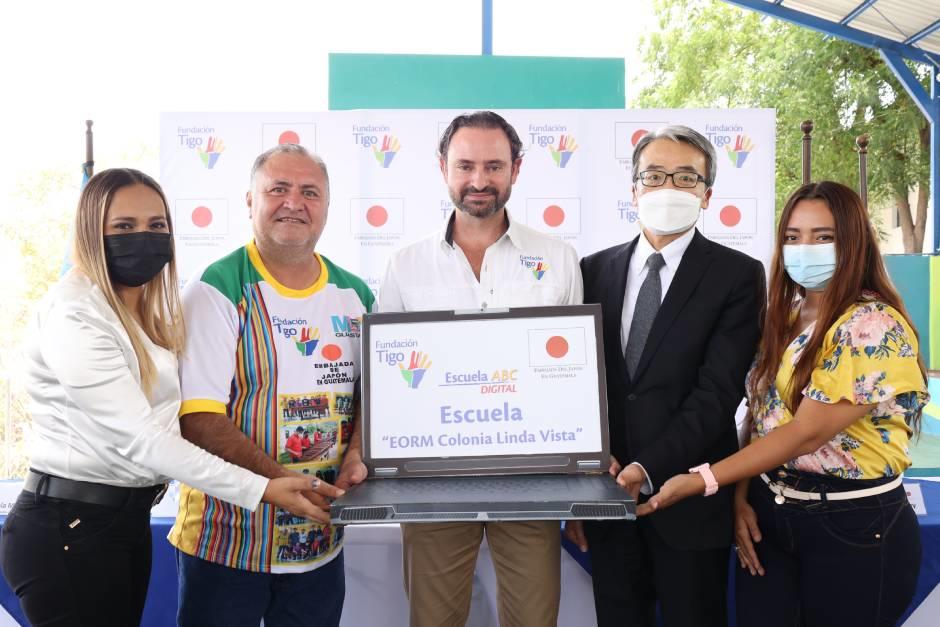 TIGOEmprende's tweet photo. Fundación Tigo y la Embajada de Japón unen esfuerzos para reconstruir la Escuela Colonia Linda Vista, ubicada en Guastatoya, El Progreso. Esta obra beneficiará a 302 estudiantes y 14 docentes de la comunidad. 
👉https://t.co/UhsI5iIr1x https://t.co/FH3PwAWJq8