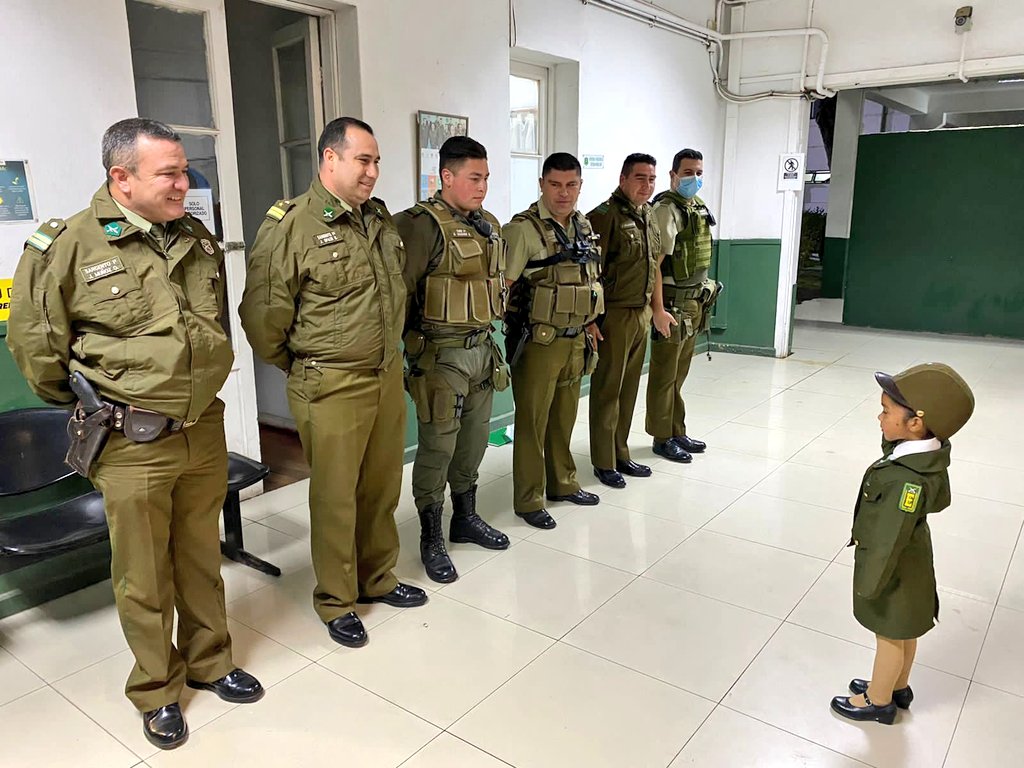 CarabCoquimbo's tweet photo. 📸 Una sorpresiva visita recibieron nuestros carabineros de la 3ª Comisaría de #Ovalle. Se trata de la pequeña Ámbar, de 5 años, quien llegó hasta la unidad para saludar a los 👮 y entregarles un mensaje de reconocimiento por su trabajo diario por la comunidad. ¡Gracias Ámbar! 💚 https://t.co/NZtntkeCJH