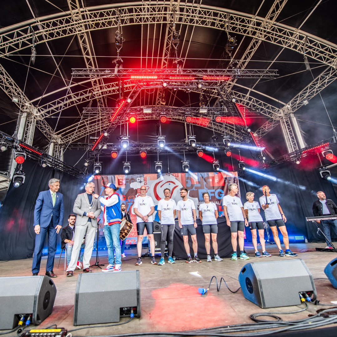De 7 lopers van Groningen Atletiek hebben de hele nacht vanuit Wageningen naar Groningen gewandeld. Zij hebben zojuist het vrijheidsvuur doorgegeven aan Mohamed Yusuff Boss en onze Burgermeester! Zij hebben vervolgens de vrijheidsvlam ontstoken!