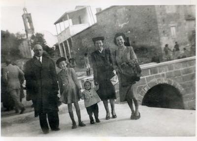 Blueyonetwo's tweet photo. #Kormadjitis/1950s/ Smiling,happy faces! More peaceful times/ #Kormacit/ 1950ler/ Gulumseyen yuzler/ #Cyprus https://t.co/w2fxByxk4S