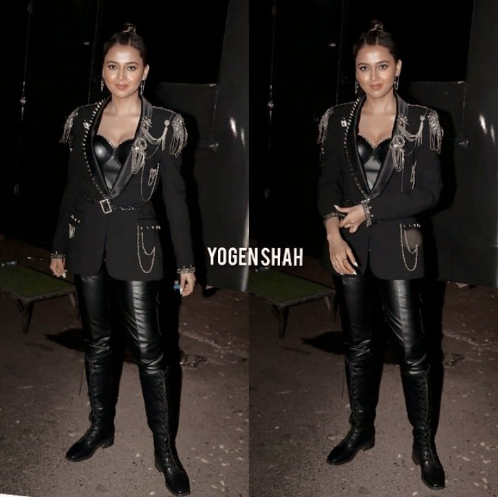 TejasswiFandom1's tweet image. #TejasswiPrakash, THE BADASS WARDEN is making us awestruck by her breathtaking looks, indeed she&apos;s a hot mess🥵♥️

SASSY WARDEN TEJASSWI is proving that we chosed the apt Tagline for her grand appearance🔥🖤

Tune into @MXPlayer/ @altbalaji to watch #LockuppWithTejasswi at 8pm!