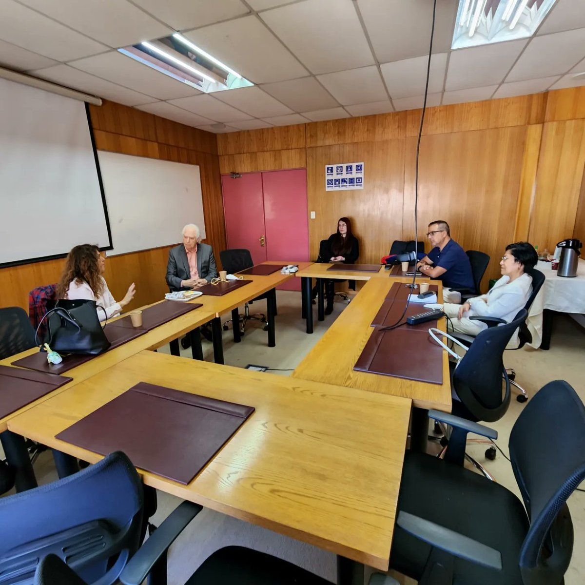 Zev Siegl Co-Fundador de #Starbucks e Israel Pons de Angels Net Lat se reunieron con líderes emprendedores de la región. En esta instancia se reunió con Pamela Chavez, quien fundó dos startups en #Antofagasta: Aguamarina, con foco en la minería, la que vendió para crear Domolif.