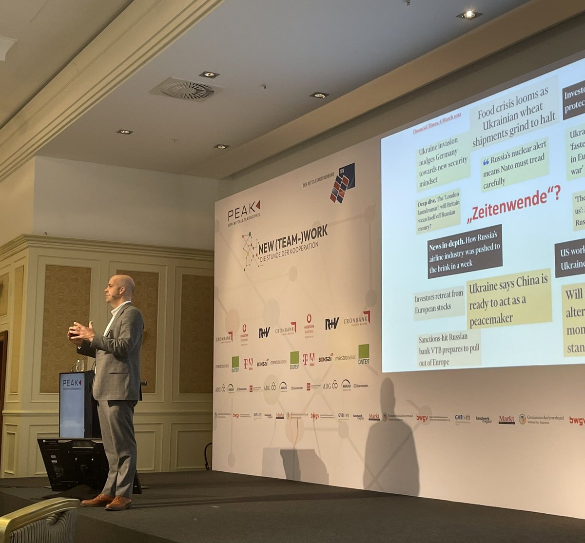 Jetzt gerade auf der #PEAK 2022: „Wir müssen weg von ‚just in time’, sondern zu ‚just in case’ kommen“ – spannende Einordnungen von <a href="/MFratzscher/">Marcel Fratzscher</a> zur aktuellen wirtschaftlichen Lage 📊 #Mittelstand #Kooperationen #Verbundgruppen