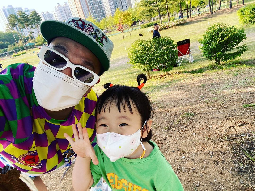 haroroSINGAPORE's tweet photo. [PICS] Happy Children's Day in Korea😊 
The #HaFamily outing😍
(📸: @Quanninomarley)
#HaDonghoon #Byul #HaDream #HaSoul #HaSong https://t.co/5qmmId0cxA