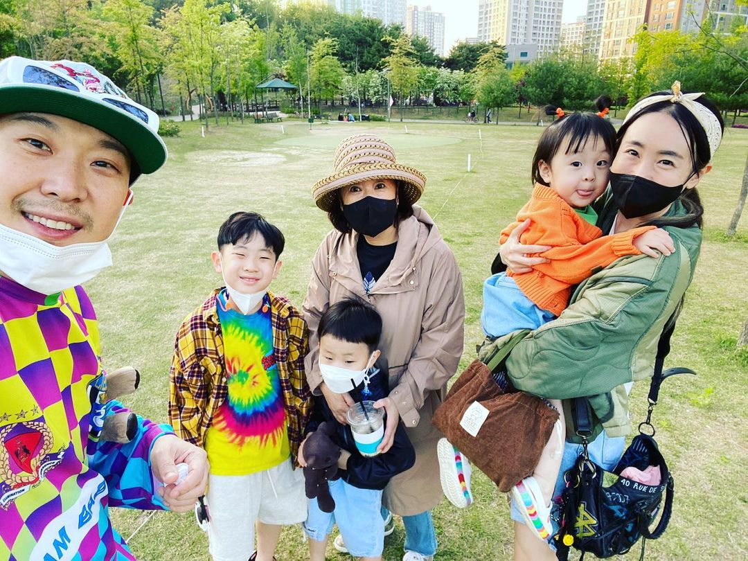 haroroSINGAPORE's tweet photo. [PICS] Happy Children's Day in Korea😊 
The #HaFamily outing😍
(📸: @Quanninomarley)
#HaDonghoon #Byul #HaDream #HaSoul #HaSong https://t.co/5qmmId0cxA