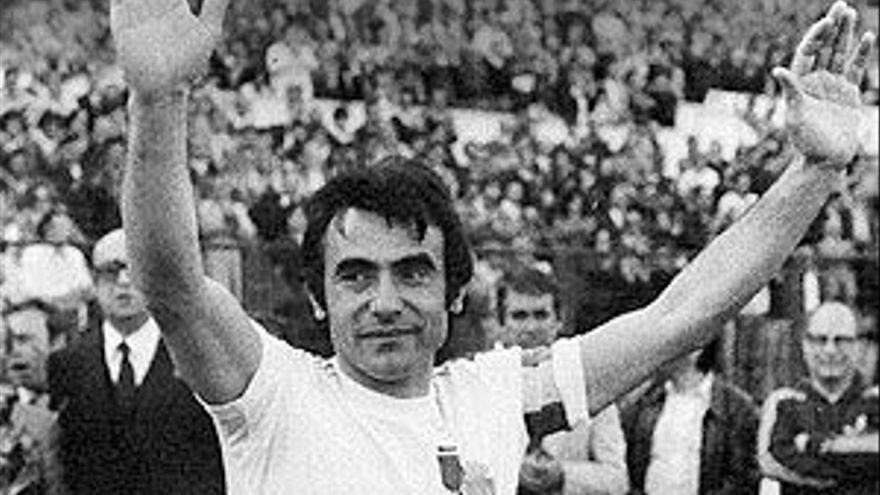 PRugir's tweet photo. El león está llorando . En el zaragocismo estamos de luto porque se nos ha ido el gran José Luis Violeta . Seguirá rugiendo desde el cielo por su @RealZaragoza . Nobleza y valor , bandera y orgullo. 🤍💙🦁 https://t.co/YThfflqnBf