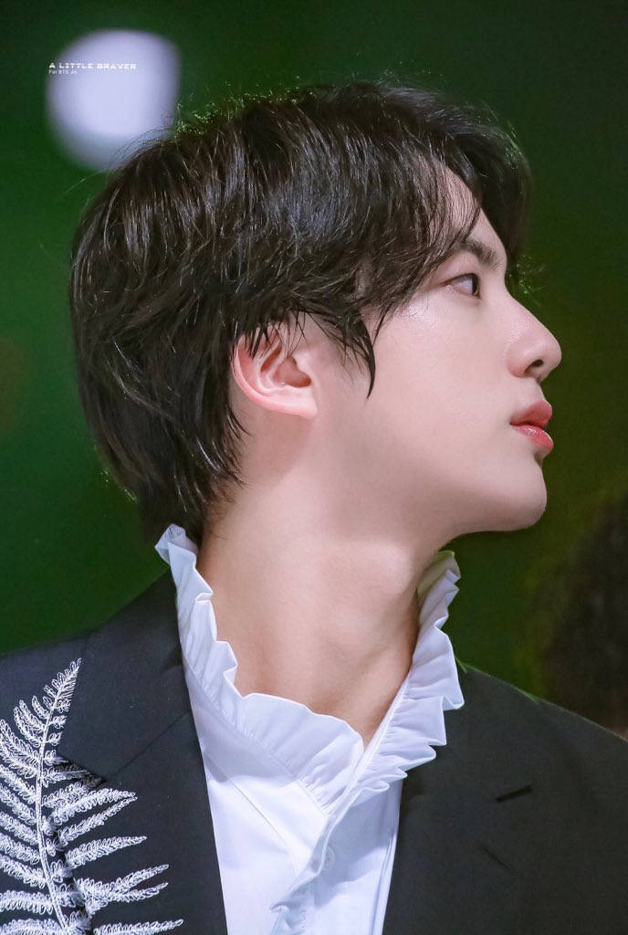 kitcatjin's tweet photo. 19년의 석진과                               22년의 석진 https://t.co/naXupQn2kJ