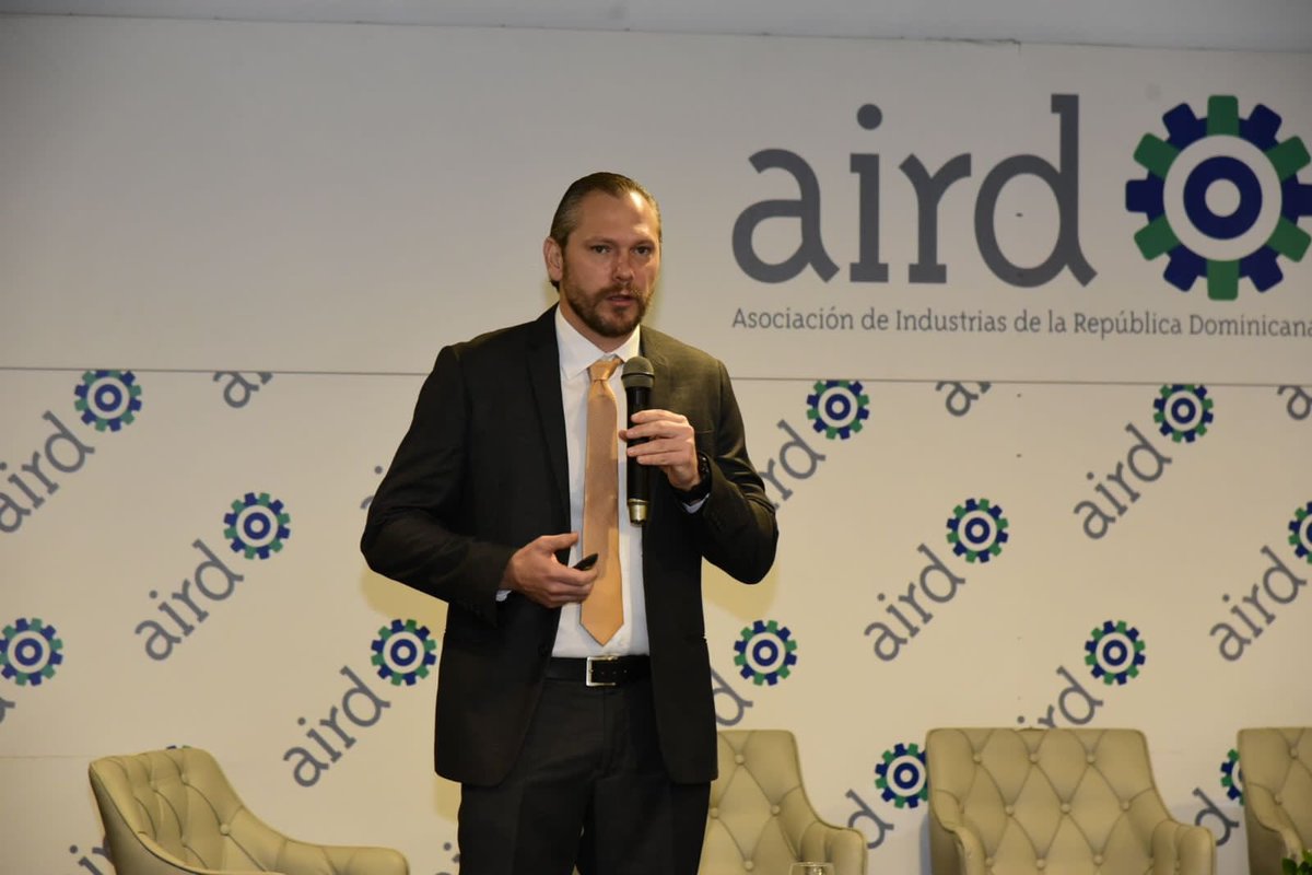 aduanard's tweet photo. Por eso, la DGA y nuestro proyecto #ExportaMas se ponen a la orden para lograr que esto sea una realidad. @johanneskelner subdirector general de #AduanasRD https://t.co/UyTc3zyilv