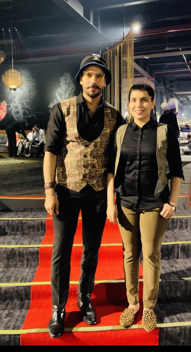 deepikadeshwal's tweet photo. #partytime #with #bollywood #stars @BPraak @deswal_monty #rockingstars #superduper #hit #songs https://t.co/nmGrqSwn3g