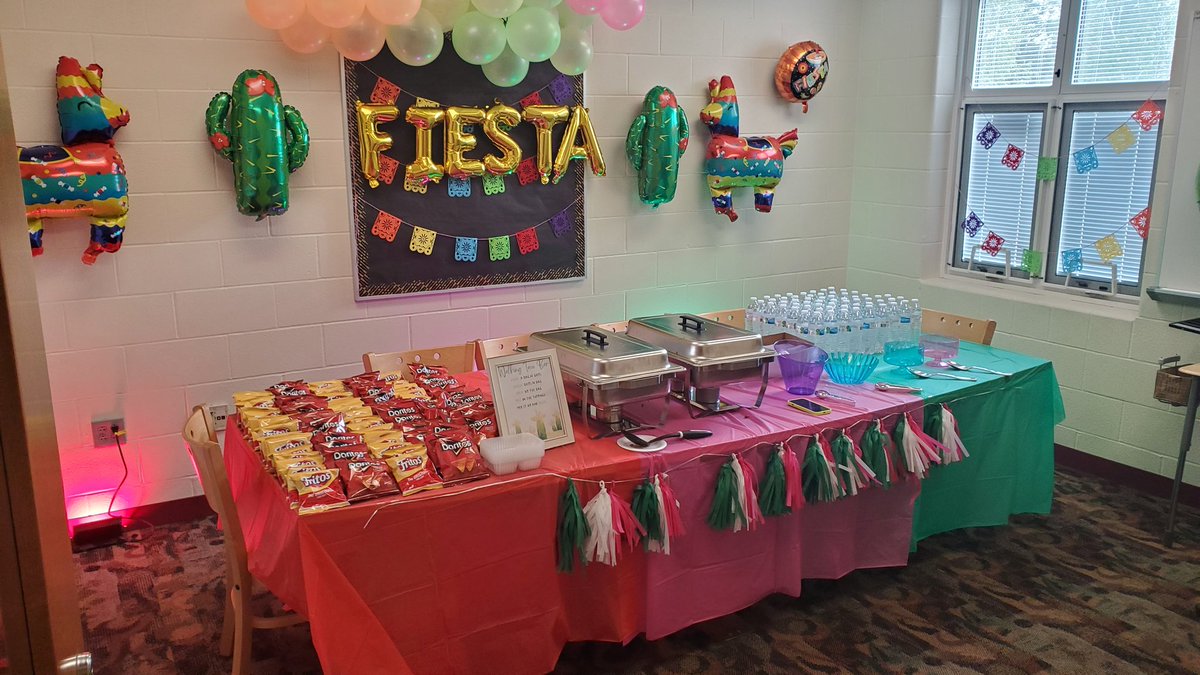 MrsRaptisWCS's tweet photo. "Nacho" ordinary teacher, Taco Bar for our amazing teachers!!!!๐ฎ#teacher appreciation #willardrocks @warrenschools https://t.co/dI85x169GS