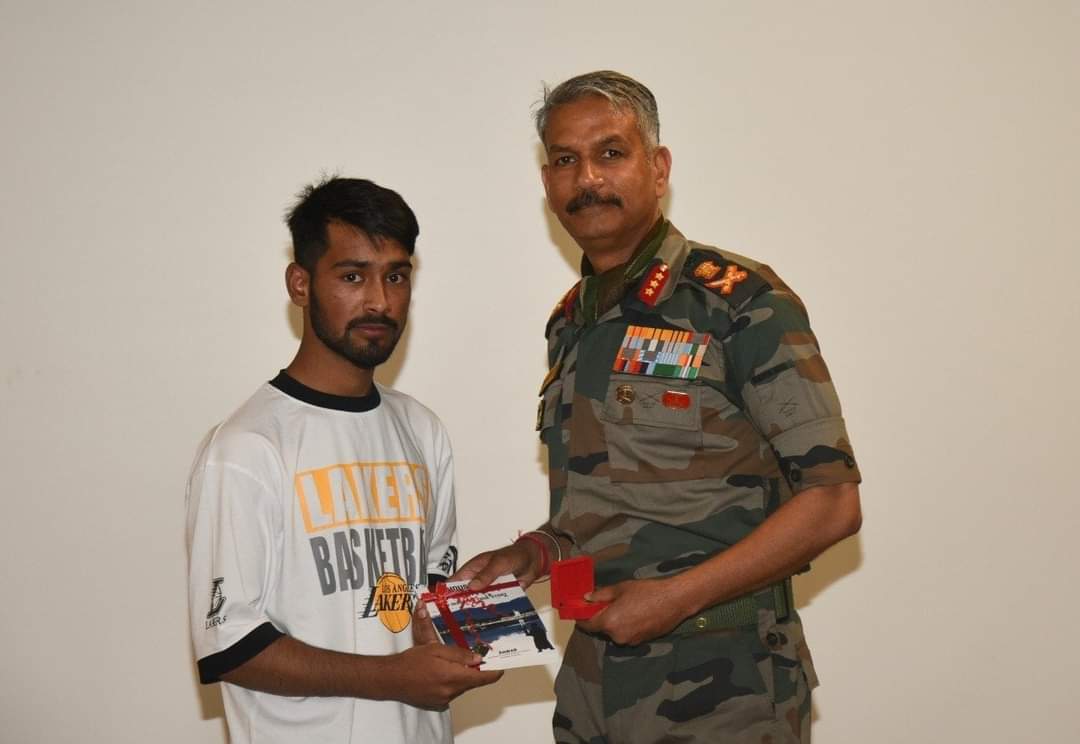 VadiyeK's tweet photo. #ChinarCorps released inspirational videos of Josh Talks of #Kashmiri youth at a function held at BB Cantt, #Srinagar. On this occasion, songs/ videos were also screened. #ChinarCorps Cdr conveyed his compliments to all the speakers &amp; conveyed his heartfelt gratitude.

#Kashmir https://t.co/z4KeTzQ8p5