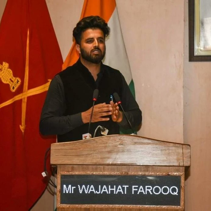 VadiyeK's tweet photo. #ChinarCorps released inspirational videos of Josh Talks of #Kashmiri youth at a function held at BB Cantt, #Srinagar. On this occasion, songs/ videos were also screened. #ChinarCorps Cdr conveyed his compliments to all the speakers &amp; conveyed his heartfelt gratitude.

#Kashmir https://t.co/z4KeTzQ8p5
