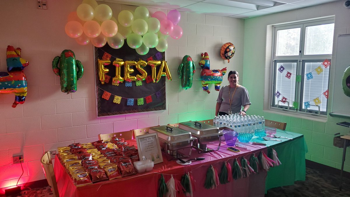 MrsRaptisWCS's tweet photo. "Nacho" ordinary teacher, Taco Bar for our amazing teachers!!!!๐ฎ#teacher appreciation #willardrocks @warrenschools https://t.co/dI85x169GS