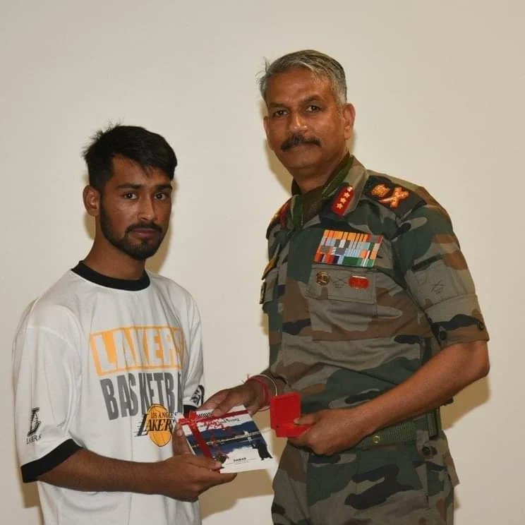 VadiyeK's tweet photo. #ChinarCorps released inspirational videos of Josh Talks of #Kashmiri youth at a function held at BB Cantt, #Srinagar. On this occasion, songs/ videos were also screened. #ChinarCorps Cdr conveyed his compliments to all the speakers &amp; conveyed his heartfelt gratitude.

#Kashmir https://t.co/z4KeTzQ8p5
