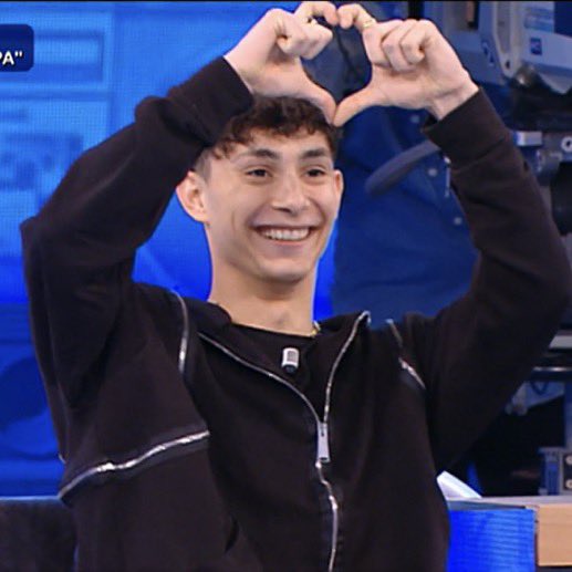 lavatileascelle's tweet photo. “alex è innamorato di me in realtà”

#Amici21 https://t.co/RhgFxfw1rl
