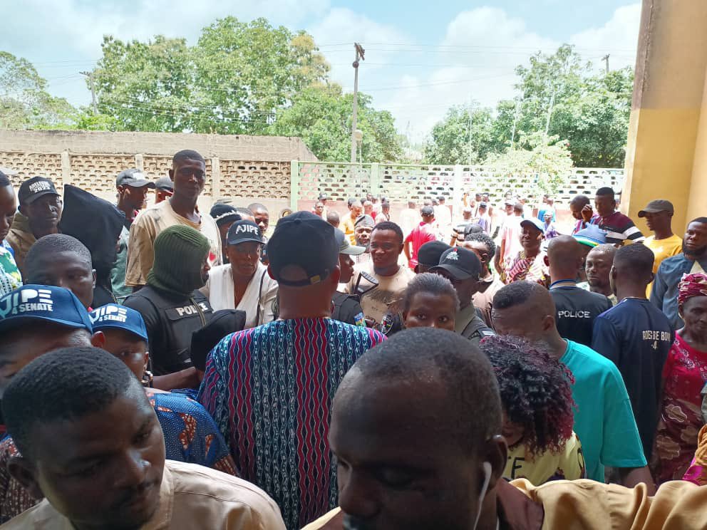 shadowenny's tweet photo. Moment the leading aspirant for the Ondo North Senatorial district Chief,Dr.@AjipeAlex arrives Ifon, the headquarter of Ose local government to meet with the delegates from the area
#voteajipe
#ajipe4senate
#ondonorthsenatorialdistricts
#YouthOclock
#irawoola
#ajipe
#freshideas https://t.co/HSc6wUCl86