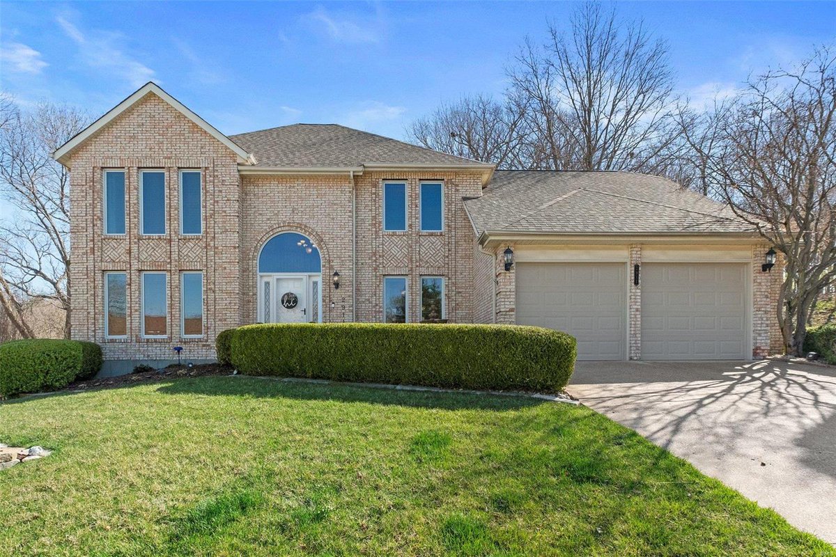 Dreaming of a new home? This 4 BED, 3 full and 1 half BATH home might be the one you've been thinking of. #realestate #homesforsale  cpix.me/l/142582799