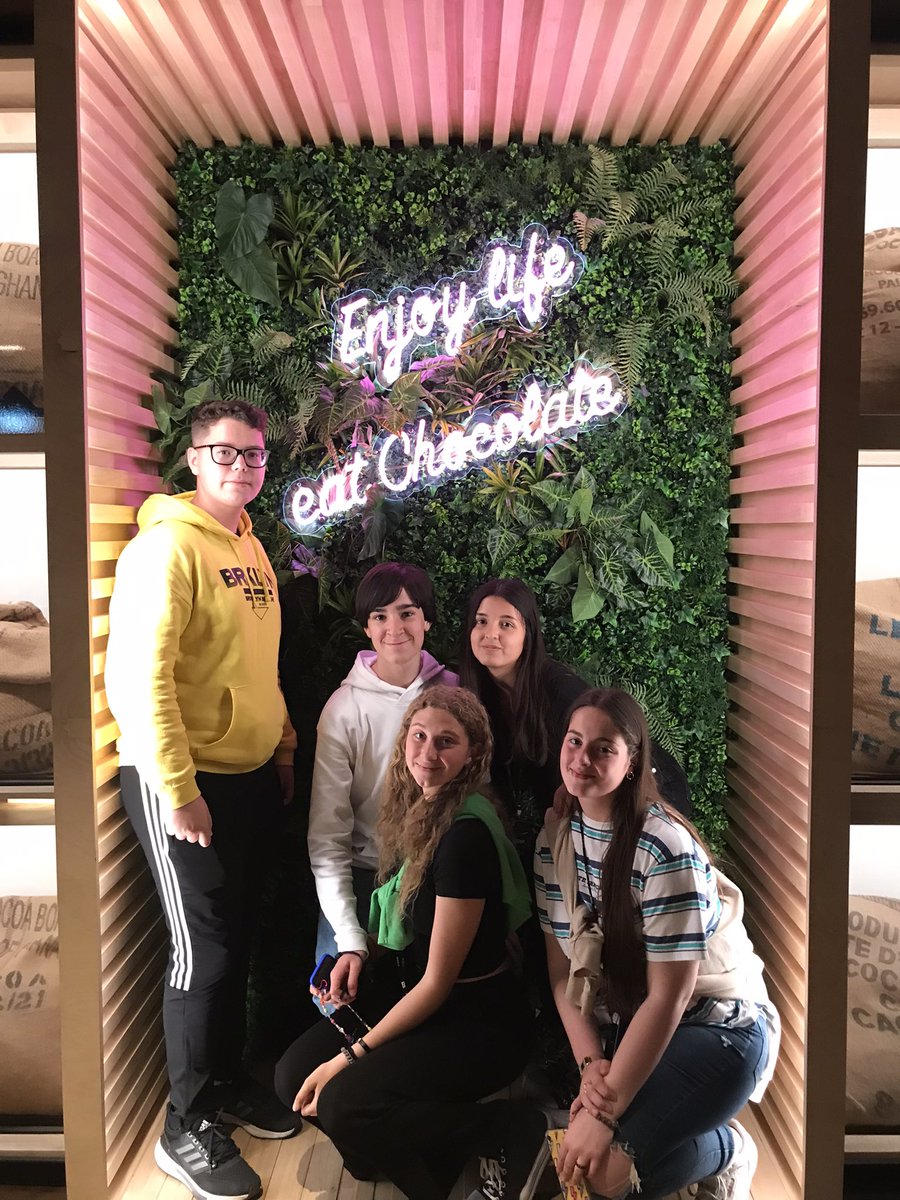 fle_isabel's tweet photo. Cuarto día de movilidad en Bélgica. Jornada intensiva en Antwerpen! Visita cultural y descubrimiento del Museo del Chocolate en el que hemos aprendido y… degustado 🤤🍫! #ErasmusPlus https://t.co/2WzKKapZKg