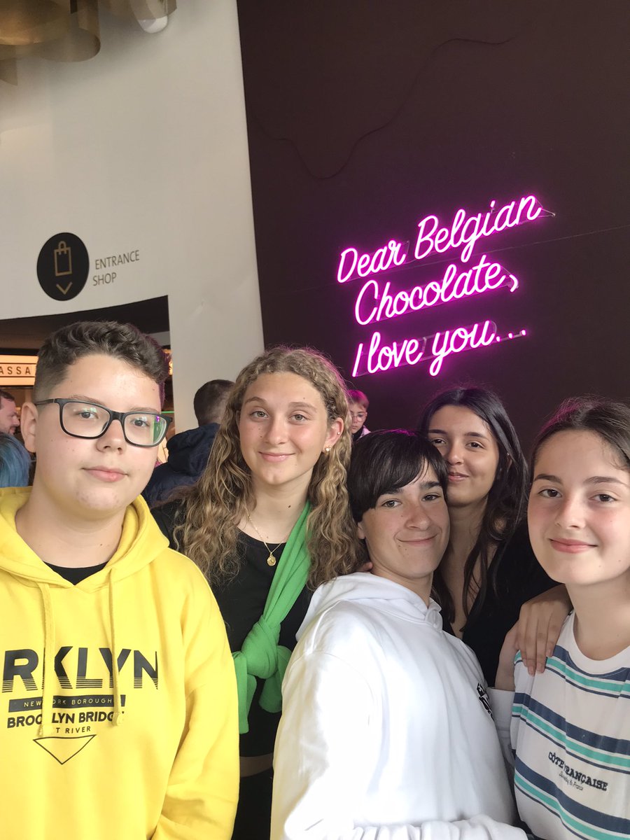 fle_isabel's tweet photo. Cuarto día de movilidad en Bélgica. Jornada intensiva en Antwerpen! Visita cultural y descubrimiento del Museo del Chocolate en el que hemos aprendido y… degustado 🤤🍫! #ErasmusPlus https://t.co/2WzKKapZKg