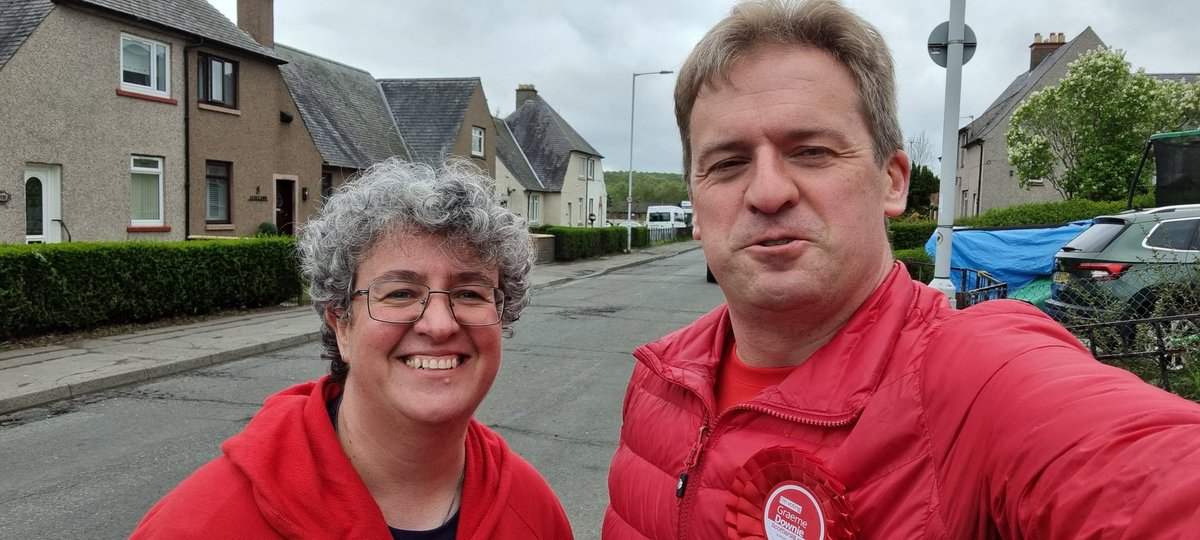 GraemeDownieMP's tweet photo. Less than 7 hours to go #ScotLocal2022 and I've even got my sister out for #labourdoorstep in Oakley. #BetterFairer #WestFife @ScottishLabour #VoteLocalVoteLabour https://t.co/Vr9Pb1SEPd