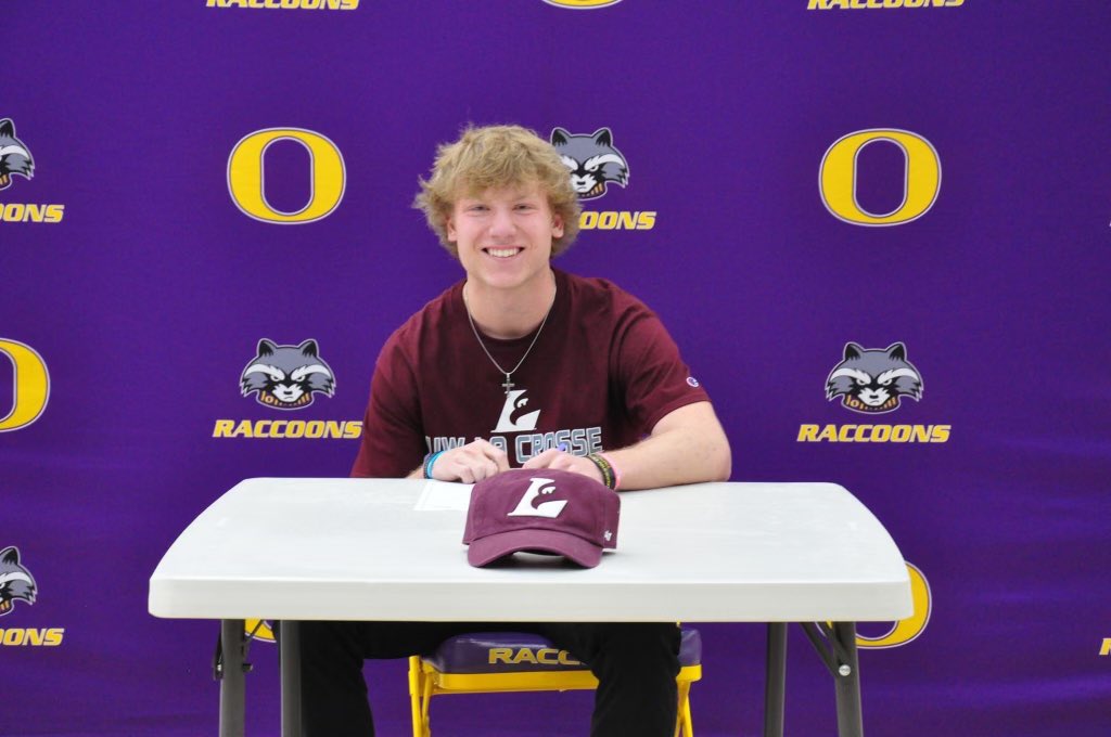 MJcalaway15's tweet photo. I am blessed to be able to share this special event with my family and friends by my side. I am super excited for what’s to come and I am ready to get to work.🦅 @UWLMensTF https://t.co/3DmI7JBdp3