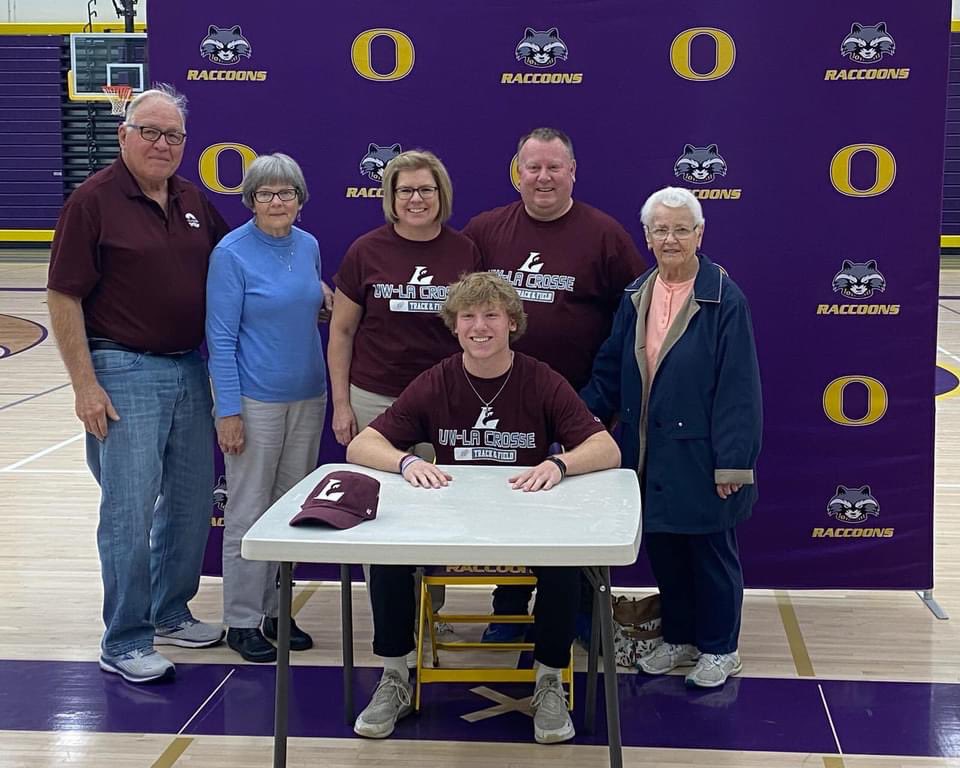 MJcalaway15's tweet photo. I am blessed to be able to share this special event with my family and friends by my side. I am super excited for what’s to come and I am ready to get to work.🦅 @UWLMensTF https://t.co/3DmI7JBdp3