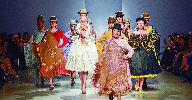 YolaVRevollo's tweet photo. #abrohilo hablemos acerca de la implementación de la moda en el traje de la chola paceña. La pollera ahora está en pasarelas, unos con escotes, otros con corset, y algunas modelos en tacones ¿qué opinan al respecto? https://t.co/Nn51FHTsvP