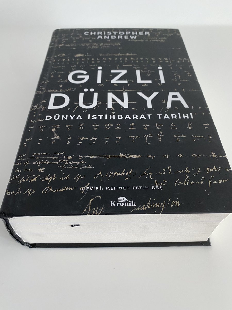 Son zamanların meşhur kitabını aldım. Bu kadar kalın olduğunu bilseydim alır mıydım bilmiyorum:). Neyse, okuyalım bakalım, başlamak bitirmenin yarısıdır :)