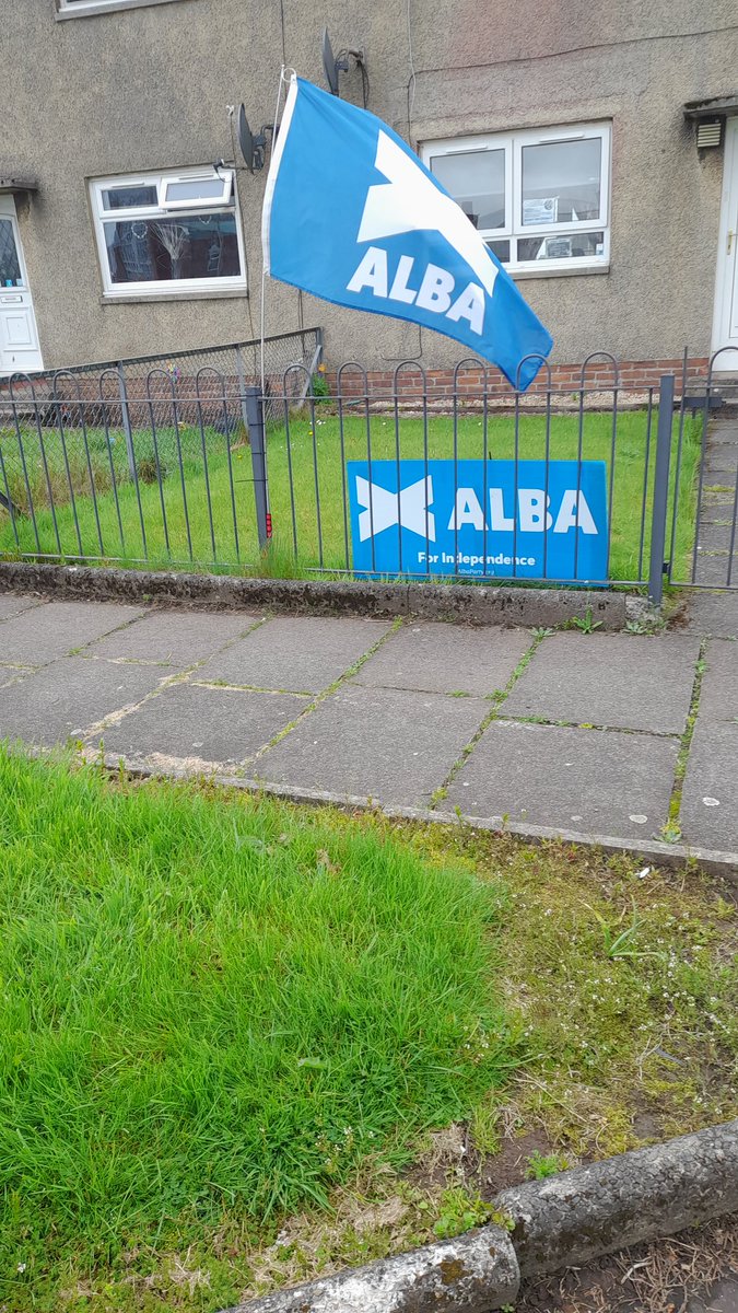 wthomson00469's tweet photo. When your no allowed to put any #Alba stuff up but your mate lives across from the poling station
#VoteAlba1
#AlbaStandsForScotland
#VoteWendyMacDonaldKilmarnockNorth 🏴🏴 https://t.co/5Lbt7MbYcw