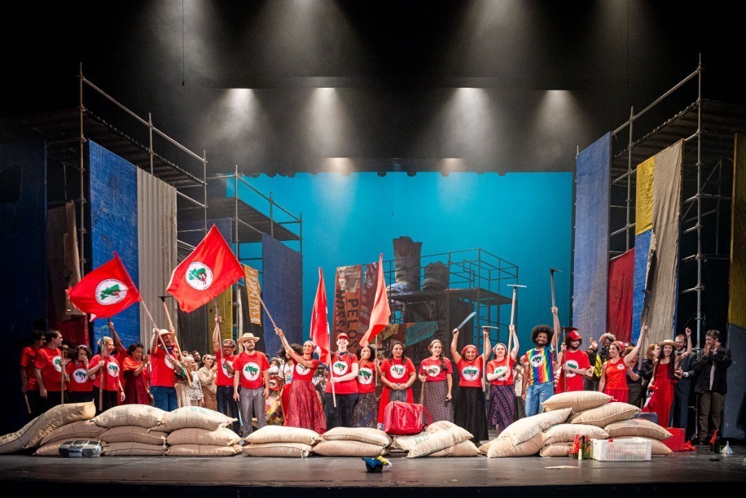 MST_Oficial's tweet photo. ✊🏾🚩 "Terra não se ganha, se conquista!"
📸 Marcel Uyeta - MST na apresentação da Ópera "Café", no Theatro Municipal de São Paulo.
#CafeDeLuta #OperaCafe #TheatroMunicipal #TodosPelaReformaAgrária https://t.co/qBC5Cq5SQK