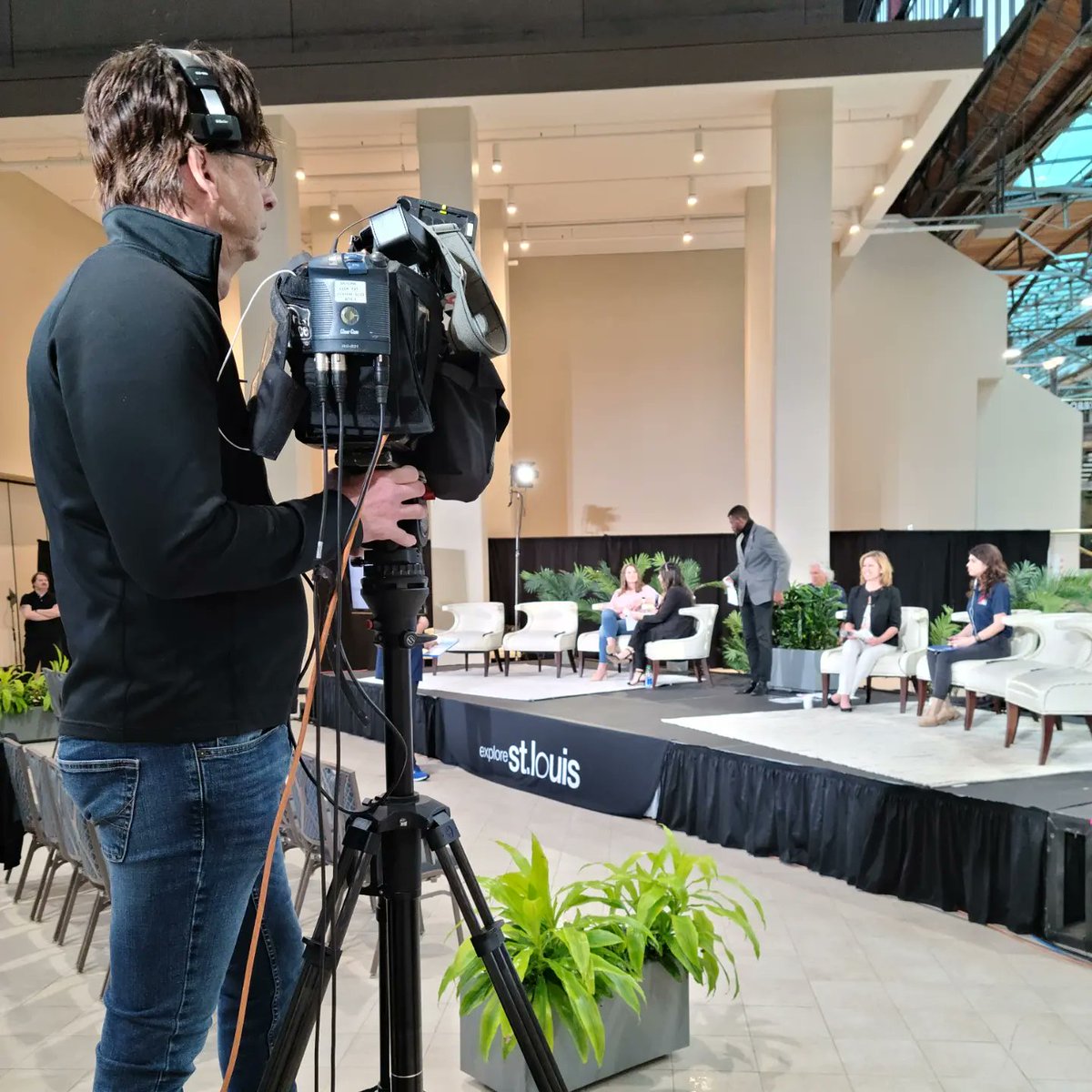 RACStLouis's tweet photo. Turn the channel to @ksdknews at 10 a.m. to catch the LIVE @explorestlouis "Lights, Camera, Tourism" special on Show Me St. Louis. We are so thrilled to be talking about why the STL is truly an arts town! #NTTW22 #showmestlouis #explorestl #stlarts https://t.co/yfSLit3Kyo
