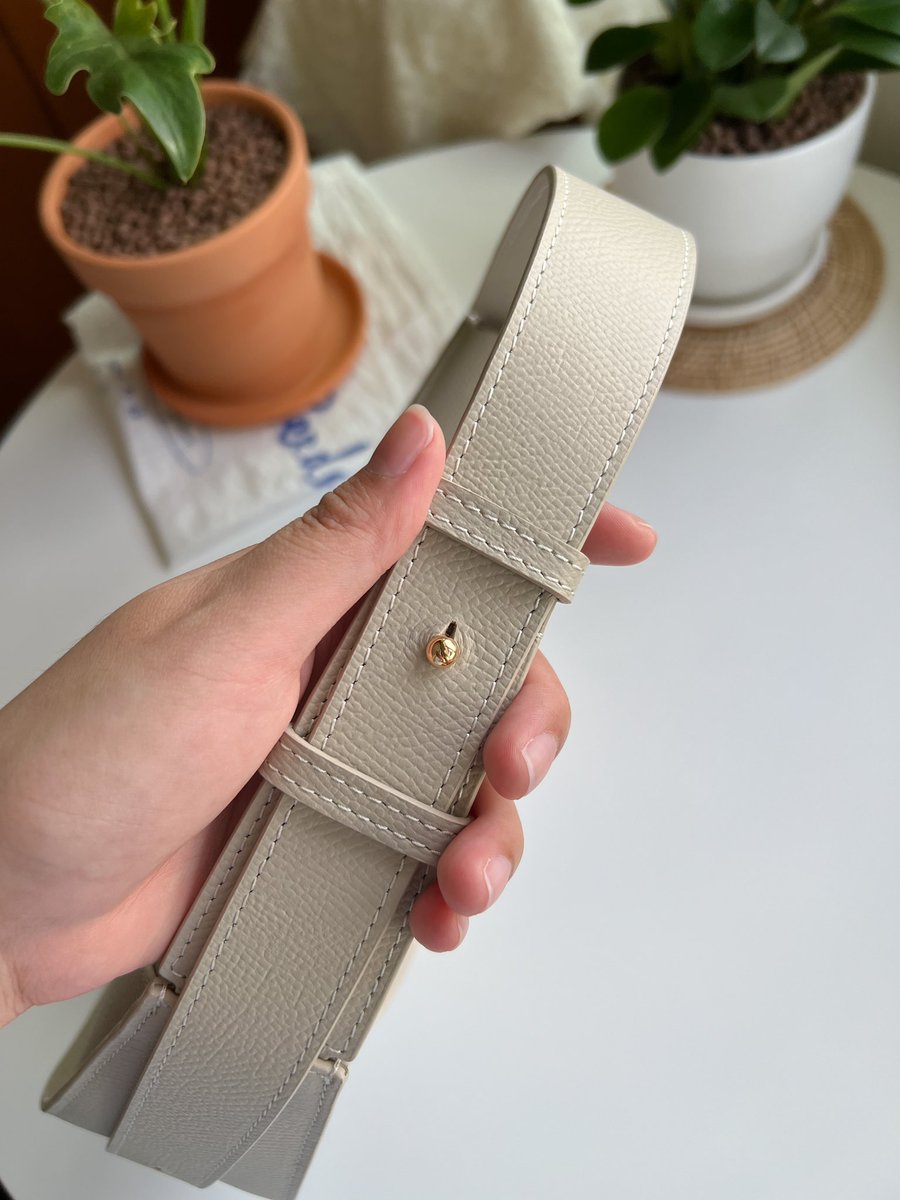 ouummuu's tweet photo. Lunne luna bag # ivory

หนังดีมากก ตัดเย็บเนี้ยบดี ใส่ของได้เยอะ ปกติอุ้มก็ไม่ได้พกเยอะขนาดนี้แต่ลองใส่ให้ดูว่าน้องเค้าจุจริงแม่ ด้านในเป็นหนังกลับนะ แนะนำว่าพวกกุญแจกับเมคอัพให้ใส่ถุงซิปล็อคไปก่อน จะได้ไม่ขูดแล้วเผื่อเมคอัพเลอะด้วย จะได้ไม่วุ่นวายใจทีหลัง 😂 https://t.co/pG2Zx0MYZL