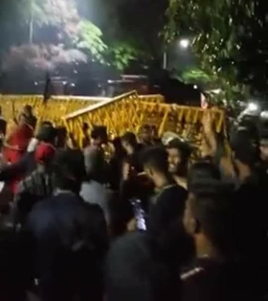 SriLankaTweet's tweet photo. Despite tear gas attacks, university students are protesting near the Parliament. 
https://t.co/wJuMdRrNJh #LKA #SriLanka #SriLankaCrisis https://t.co/FBCZAdyT5p