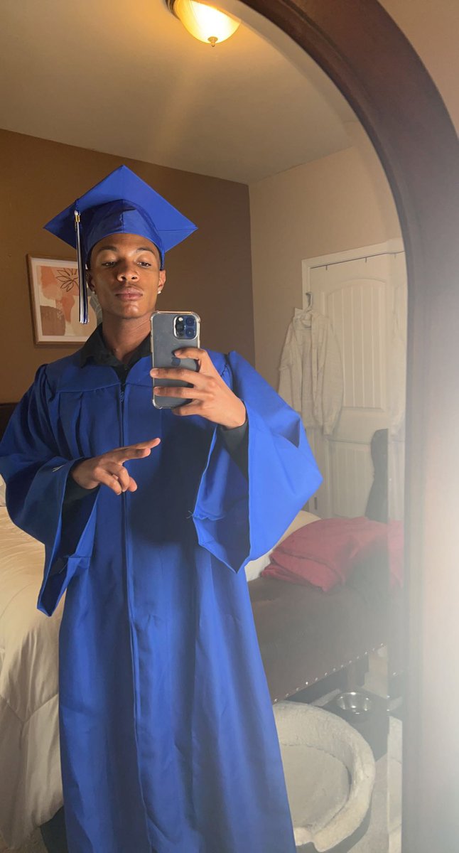 zayyyyp's tweet image. graduation day 🎉