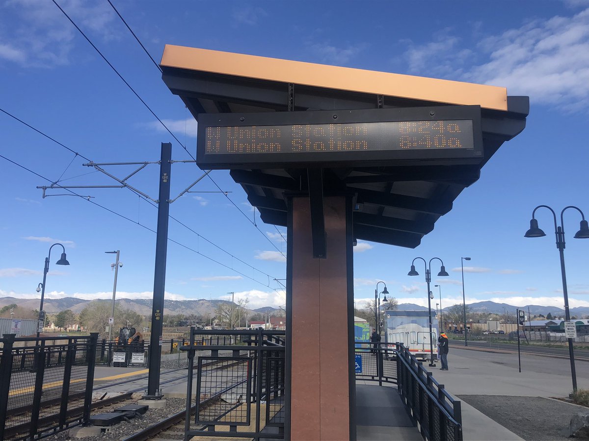 RBamber's tweet photo. Hey @RideRTD, this is the westbound track at Oak Stn on the #WLine, showing departures to Union Stn. The eastbound track display shows departures to Federal Center / Golden. The displays have been the wrong way round for over a month now! https://t.co/scWIcgrvyM