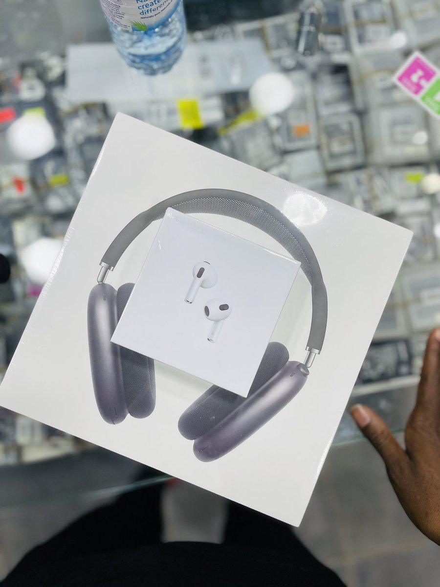 ThePhoneBox26's tweet photo. AIRPODS MAX X AIRPODS III https://t.co/9GlRnggjjH