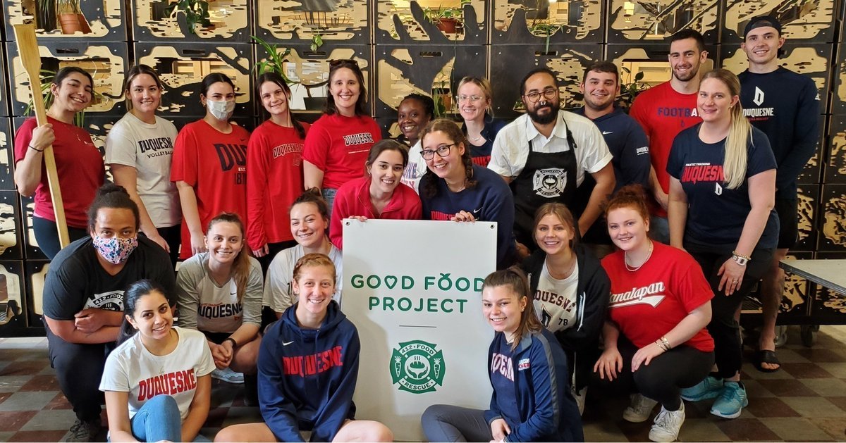 412FoodRescue's tweet photo. Last month, we had the pleasure of hosting @DUSAT1 students from @DuqEdu at the #GoodFoodProject, as they volunteered as part of their nutrition class! In a few short hours, the students prepared 150 meals, packaged 460 frozen meals & filled and loaded hundreds of grocery bags! https://t.co/O2QFTdVbbM