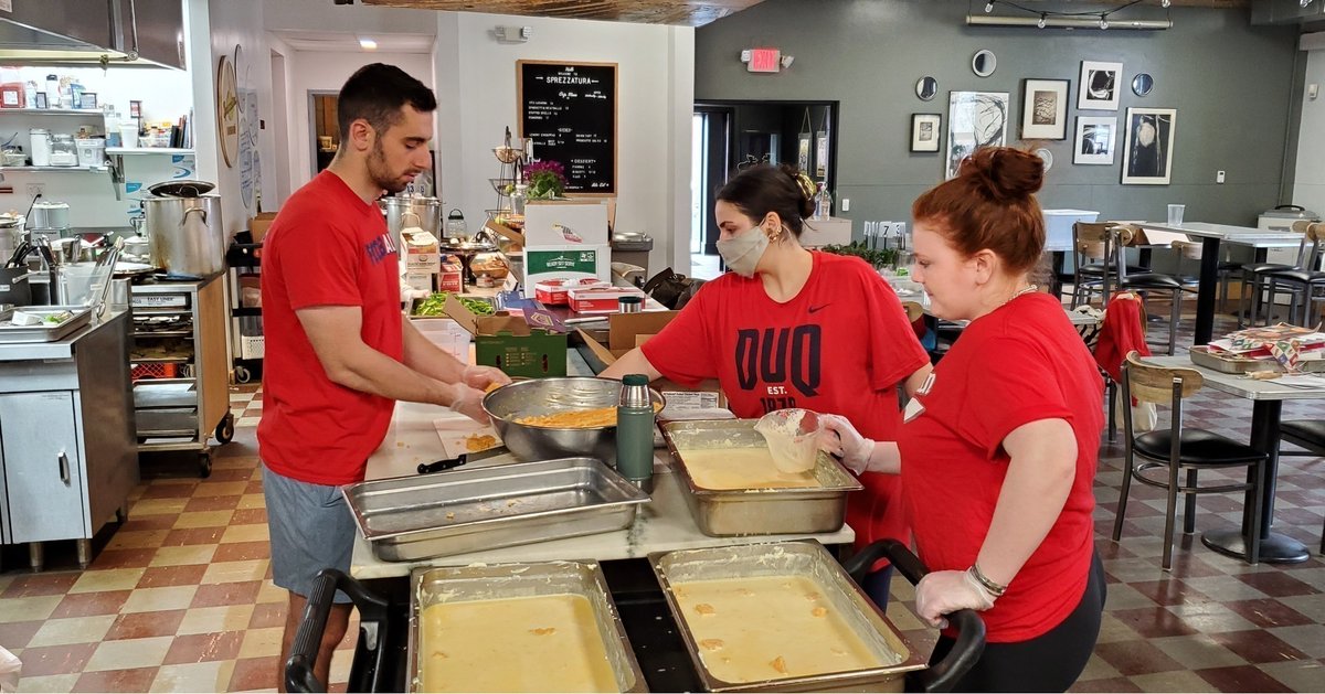412FoodRescue's tweet photo. Last month, we had the pleasure of hosting @DUSAT1 students from @DuqEdu at the #GoodFoodProject, as they volunteered as part of their nutrition class! In a few short hours, the students prepared 150 meals, packaged 460 frozen meals & filled and loaded hundreds of grocery bags! https://t.co/O2QFTdVbbM