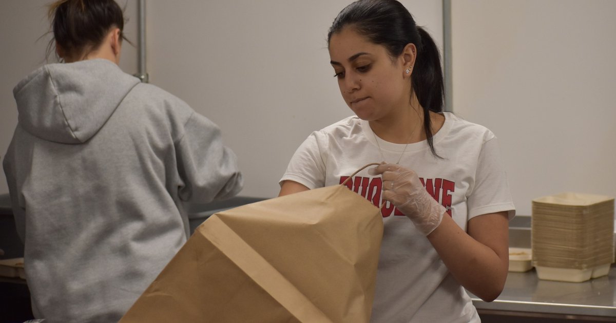 412FoodRescue's tweet photo. Last month, we had the pleasure of hosting @DUSAT1 students from @DuqEdu at the #GoodFoodProject, as they volunteered as part of their nutrition class! In a few short hours, the students prepared 150 meals, packaged 460 frozen meals & filled and loaded hundreds of grocery bags! https://t.co/O2QFTdVbbM