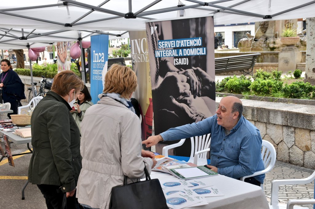 imasmallorca's tweet photo. 👉 L'IMAS no podia faltar avui al #DijousGros2022 d'#Inca.
🔵 L'Equip de Vellesa i Família #EVIF i del Servei d'Atenció Integral a Domicili #SAID ha participat la #Fira de la #gentgran amb una paradeta per informar dels nostres programes per a les persones majors de #Mallorca. https://t.co/b7NFvCOXuc